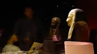 Pengunjung melihat artefak kuno di Museum Hurghada, Hurghada, Mesir, Sabtu (29/2/2020). Mesir mengumumkan peresmian Museum Hurghada untuk meningkatkan pariwisata budaya di Provinsi Laut Merah. (Xinhua/Ahmed Gomaa)