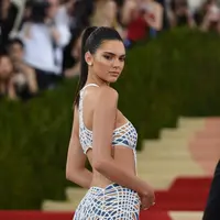Kendall Jenner yang baru saja menghapus akun Instagramnya beberapa waktu lalu kembali hadir dengan berita baru. Kali ini terkait dengan kemerosotan karirnya lantaran berita soal operasi plastik. (AFP/Bintang.com)