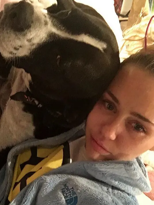 Melewati berbagai proses perdebatan dalam pemilu periode ini, Donald Trump pun telah dinyatakan menang dan sukses mengalahkan Hillary Clinton. Tak terima, Miley kini membuat ungkapan rasa kecewanya. (Instagram/mileycyrus)