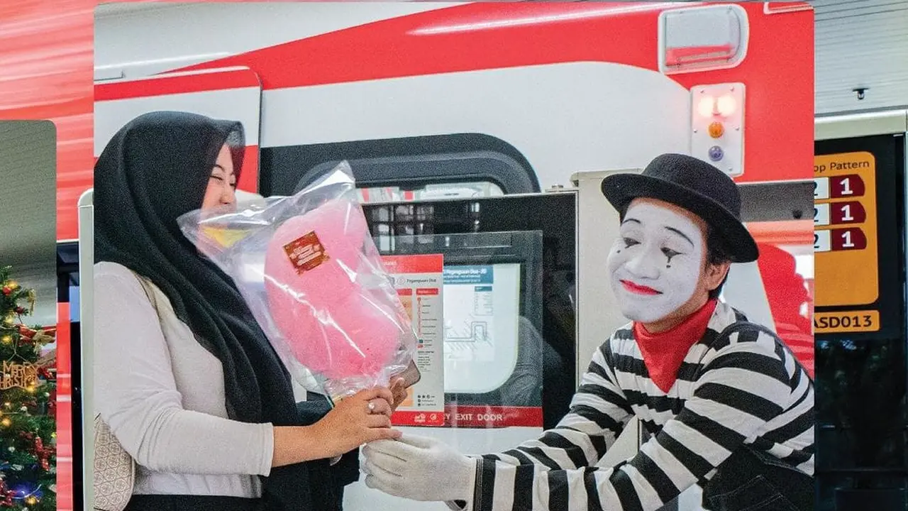 LRT bagi-bagi gulali kepada penumpang saat momen Natal dan Tahun Baru 2024 (Sumber: Instagram @lrtjkt)