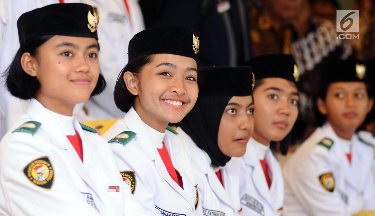 Anggota Paskibraka saat melakukan kunjungan ke ruang kerja Menpora di gedung Kemenpora, Jakarta, Jumat (18/8). Tim Paskibraka diterima langsung Menpora Imam Nahrawi. (Liputan6.com/Helmi Fithriansyah)