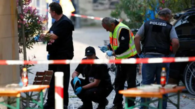 Polisi mengamankan tempat terjadinya ledakan di Ansbach, Jerman