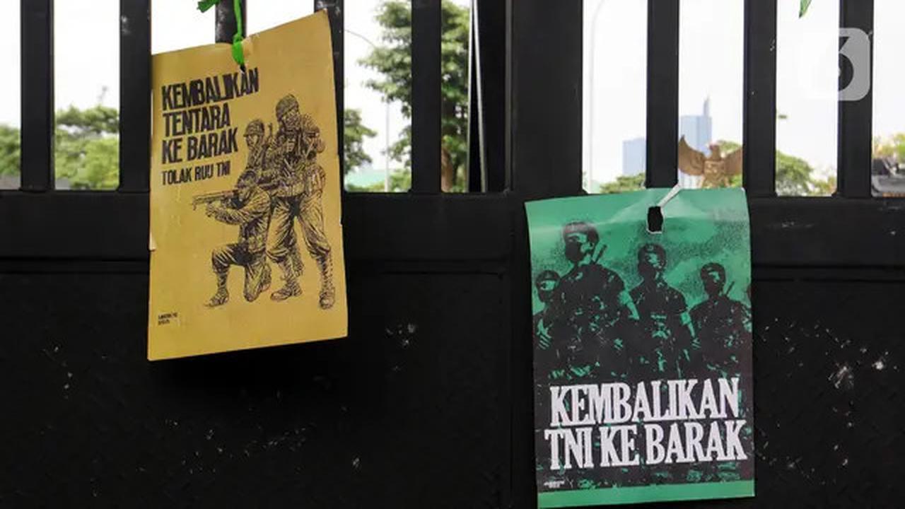 Aksi Bakar Ban Panaskan Unjuk Rasa Menolak Pengesahan RUU TNI Jadi Undang-Undang