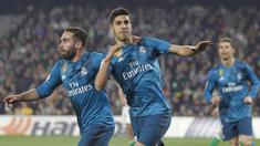Marco Asensio (kanan) merayakan gol bersama rekannya saat melawan Real Betis pada lanjutan La Liga Santander di Villamarin stadium,Seville, (18/2/2018). Real Madrid menang 5-3. (AP/Miguel Morenatti)