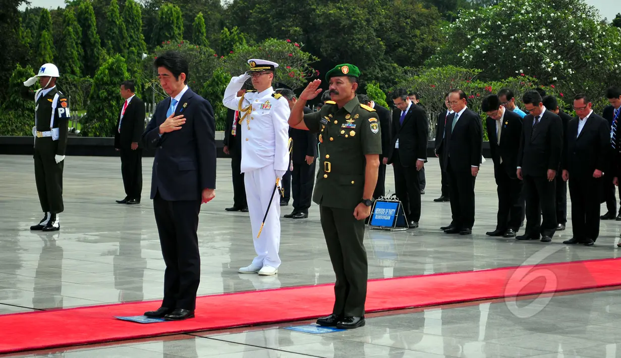 PM Jepang, Shinzo Abe saat berdoa di Taman Makam Pahlawan, Jakarta, Rabu (22/4/2015). PM Abe berdoa untuk Eto Sichio, warga Jepang yang membantu perjuangan rakyat Indonesia saat perang kemerdekaan. (Liputan6.com/Yoppy Renato)