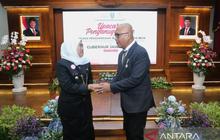 Fakta Unik Lencana Jer Basuki Mawa Beya: Gubernur Khofifah Anugerahi Ketua PWI Pusat Akhmad Munir Penghargaan Emas