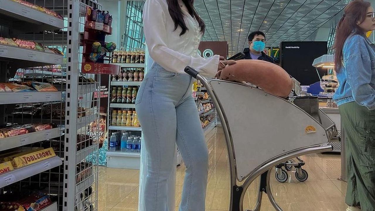 Kemeja Putih dan Celana Jeans