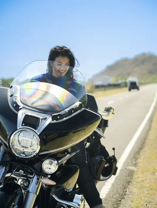 <p>Sepatu boots, denim, dan jaket motor, membuat tampilannya terlihat boyish dan tetap stylish. [Foto: instagram/ Duma Riris]</p>