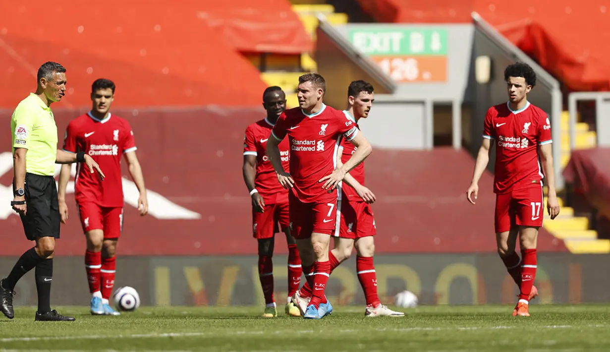 Para pemain Liverpool bereaksi setelah pemain Newcastle United Joe Willock mencetak gol ke gawang mereka pada pertandingan Liga Inggris di Stadion Anfield, Liverpool, Inggris, Sabtu (24/4/2021). Pertandingan berakhir imbang 1-1. (Clive Brunskill, Pool via AP)