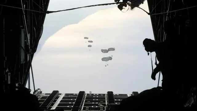 Pesawat militer Yordania menjatuhkan bantuan kemanusiaan di Jalur Gaza selatan. (Tentara Yordania/AFP) ​