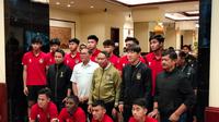 Para pemain Timnas Indonesia U-20 ditemui oleh pengurus PSSI di Hotel Sultan, Jakarta, Kamis (30/3/2023) siang. (Bola.com/Hery Kurniawan)
