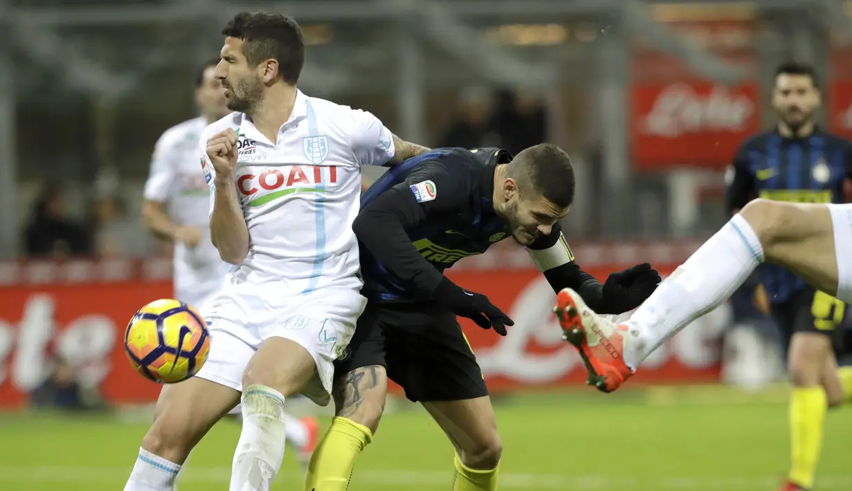 Pemain Inter Milan, Mauro Icardi (kanan) saat berebut bola dengan pemain Chievo, Alessandro Gamberini pada lanjutan Serie A di San Siro stadium, Milan, (14/1/2017). Inter menang 3-1. (AP/Luca Bruno)