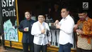 Wakil Ketua Dewan Masjid Indonesia  Syafrudin (kedua kanan) meninjau tempat nongkrong Isyef Point seusai peresmian di Masjid Cut Meutia, Jakarta, Selasa (20/11). Menteri PAN-RB Syafruddin juga meluncurkan aplikasi Isyef. (Liputan6.com/Faizal Fanani)