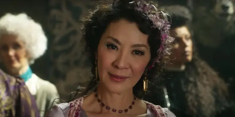 Michelle Yeoh sebagai Profesor Emma di film The School for Good and Evil. (YouTube Netflix)