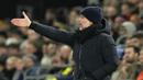 Pelatih Manchester City, Pep Guardiola memberi instruksi kepada pemainnya saat menghadapi Luton Town pada laga putaran kelima Piala FA 2023/2024 di Kenilworth Road Stadium, Luton, Selasa (27/2/2024). (AP Photo/Alastair Grant)