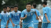 Pemain muda Arema FC, Dio Permana, memutuskan hengkang ke Persela Lamongan, Senin (11/12/2017). (Bola.com/Iwan Setiawan)