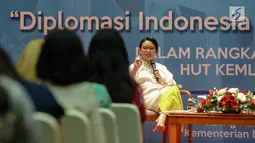 Menteri Luar Negeri RI Retno Marsudi memberikan paparan saat hadir menjadi pembicara dalam Talkshow Menlu RI di Kementerian Luar Negeri, Jakarta, Jumat (11/8). (Liputan6.com/Faizal Fanani)