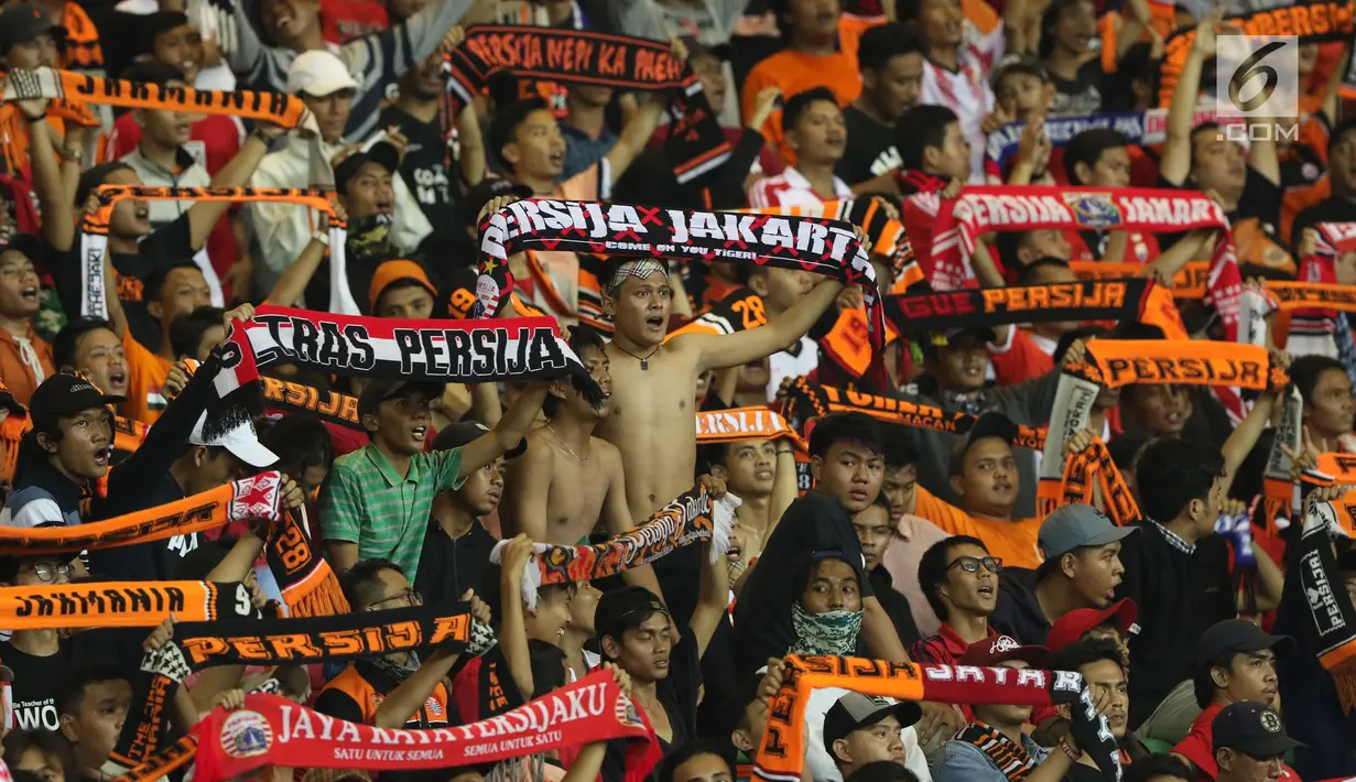 Suporter membentangkan syal saat menyaksikan laga persahabatan antara Persija melawan RCD Espanyol di Stadion Patriot Candrabhaga, Bekasi, Rabu (19/7). Persija kalah telak dari RCD Espanyol 0-7. (Liputan6.com/Helmi Fithriansyah) 