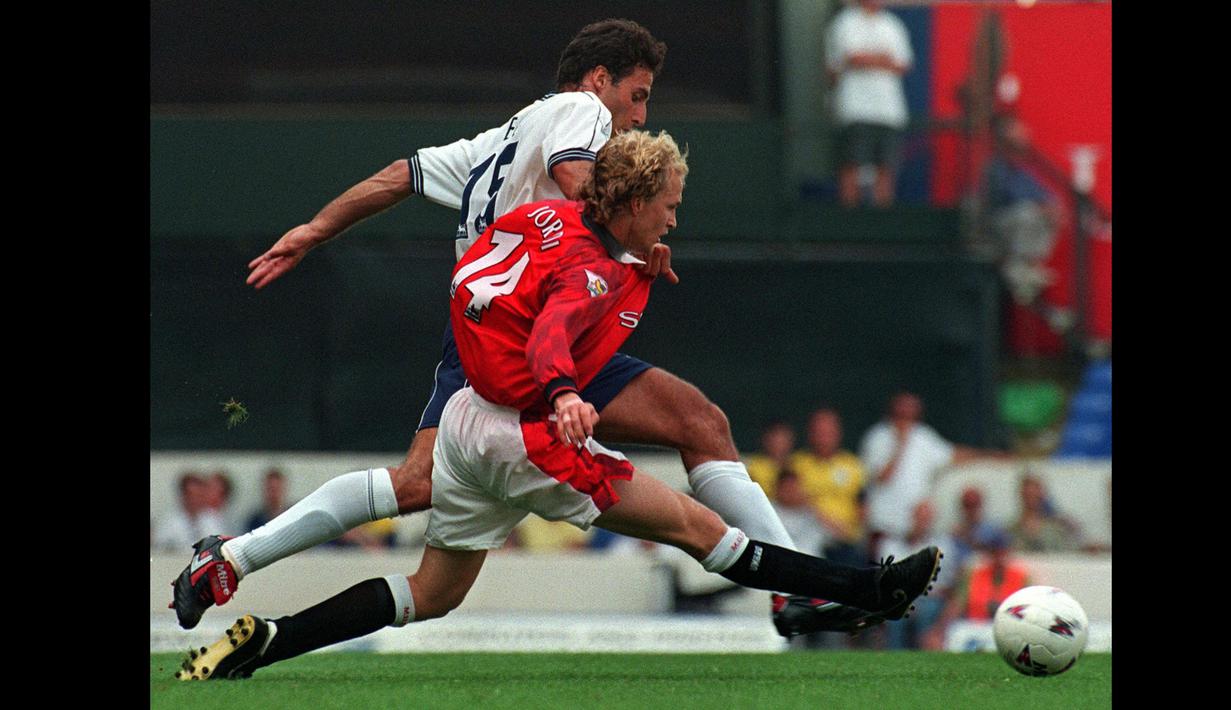 Jordi Cruyff merupakan putra dari legenda sepak bola, Johan Cruyff. Ia direkrut oleh Manchester United dari Barcelona pada musim panas 1996. Ia sempat tampil reguler di skuat utama, namun hal tersebut berubah usai dirinya terkena cedera lutut dan akhirnya jarang dimainkan. (AFP/Adrian Dennis)