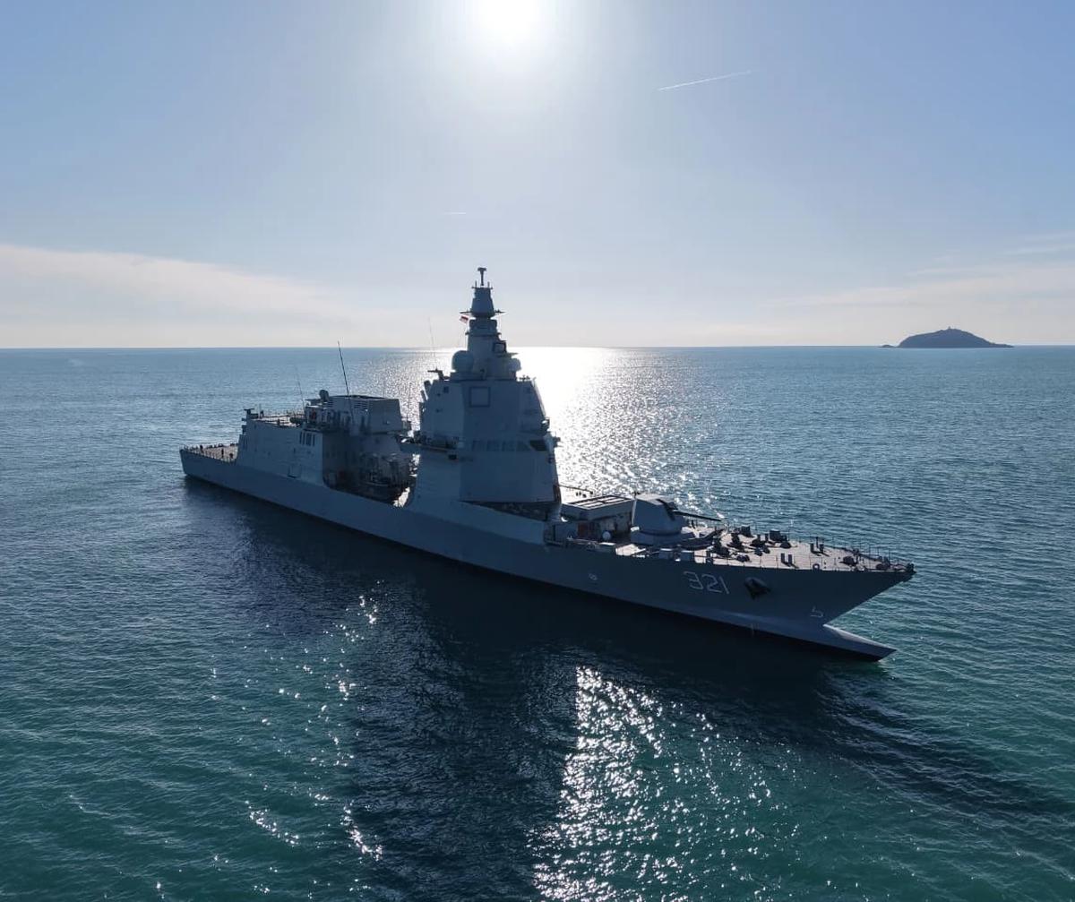 FOTO: KRI Prabu Siliwangi 321 Laksanakan Penembakan Perdana Meriam 76 Mm