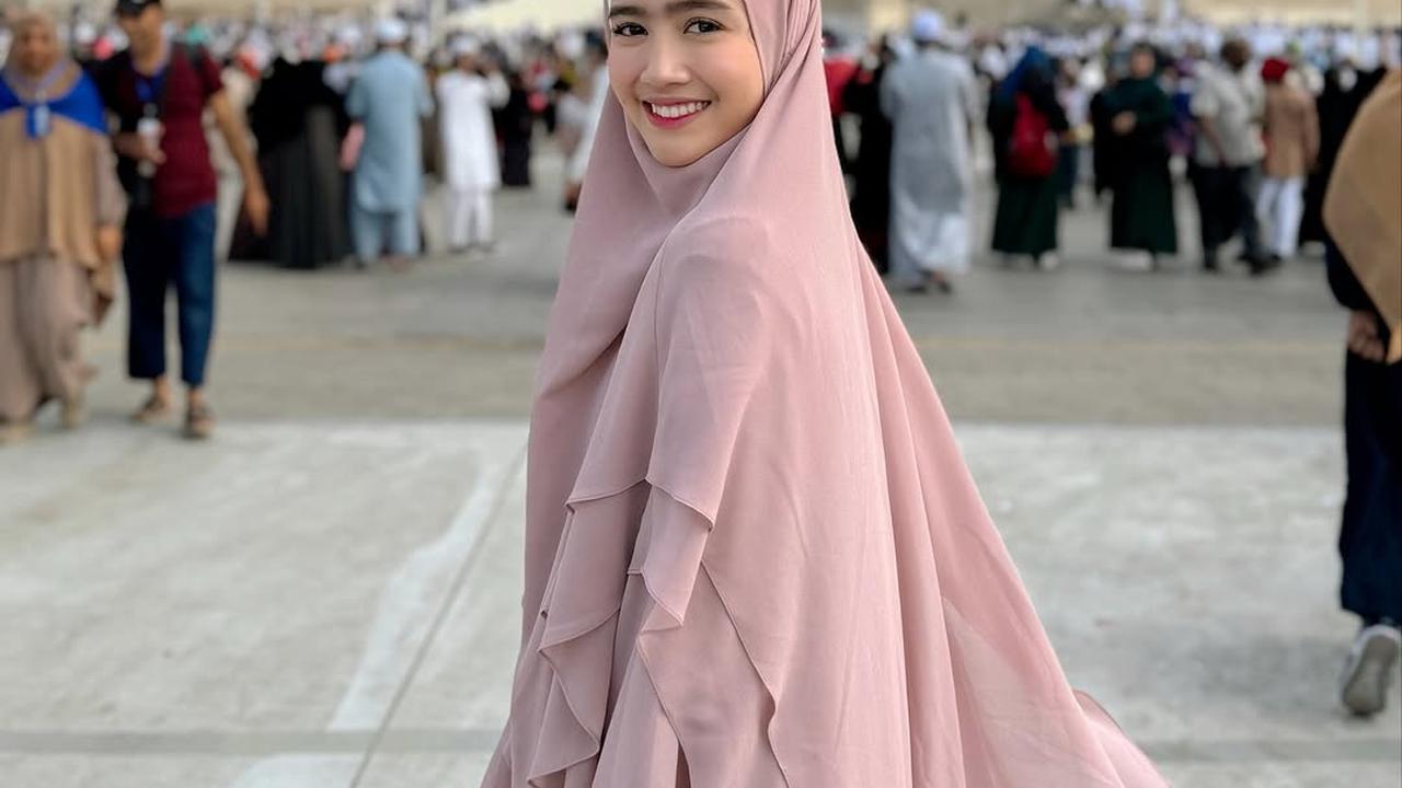 4 Potret Cantik Febby Rastanty saat Jalani Umrah, Penampilannya Feminin dan Elegannya Curi Perhatian