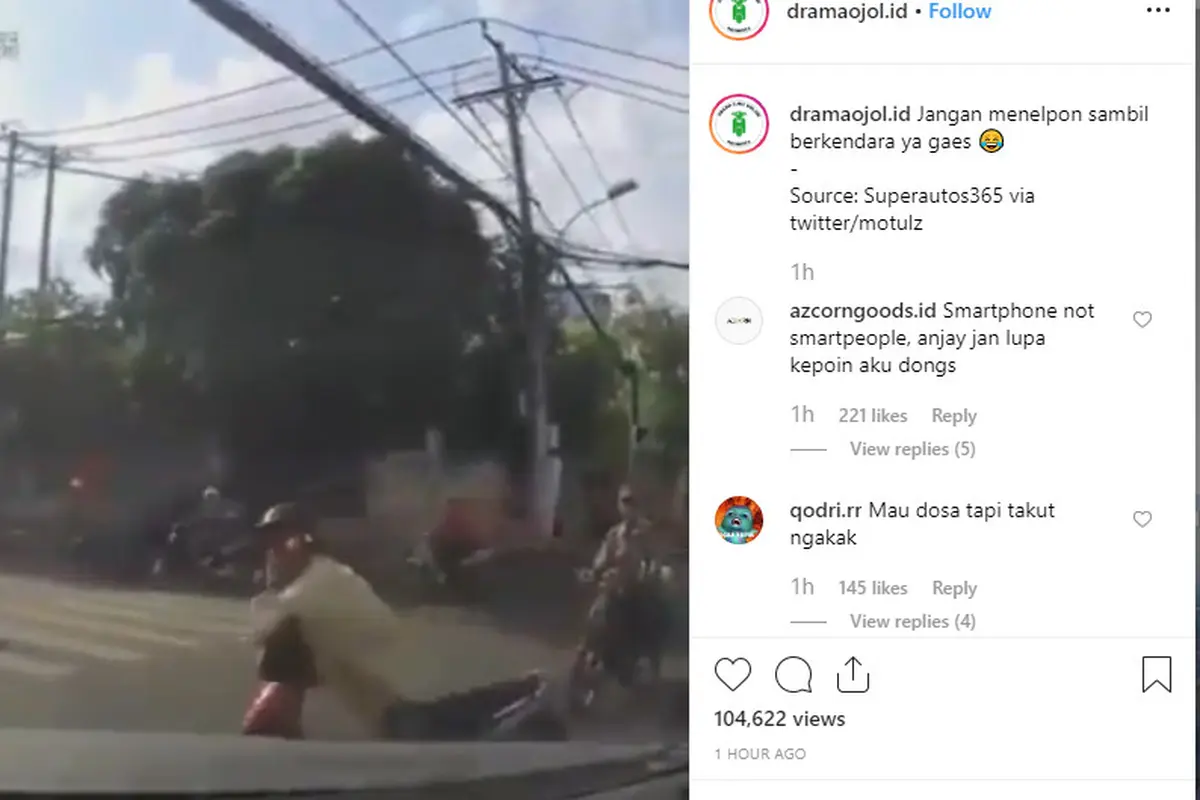kecelakaan kembali terjadi karena seorang pengendara motor nekat menerima telepon saat tengah berkendara