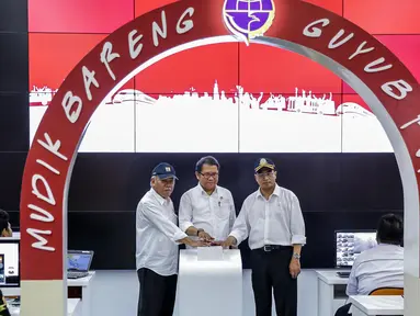 (Ki-ka)  Menteri PUPR Basuki Hadimuljono, Menkominfo Rudiantara dan Menhub Budi Karya saat peluncuran program Ayo Mudik di Kemenhub, Jakarta, Kamis (15/6). Aplikasi itu bertujuan untuk mendukung kelancaran mudik 2017. (Liputan6.com/Faizal Fanani)