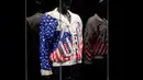 Jaket tersebut, yang dikenakan oleh Jordan setelah Dream Team Olimpiade AS tahun 1992 memenangkan emas, ditandatangani dan diberikan kepada eksekutif hubungan masyarakat NBA saat itu Brian McIntyre, yang memegangnya selama hampir 31 tahun. (ANGELA WEISS / AFP)