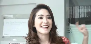 Kegiatan Elma Agustin melakukan perawatan gigi agar selalu sehat.