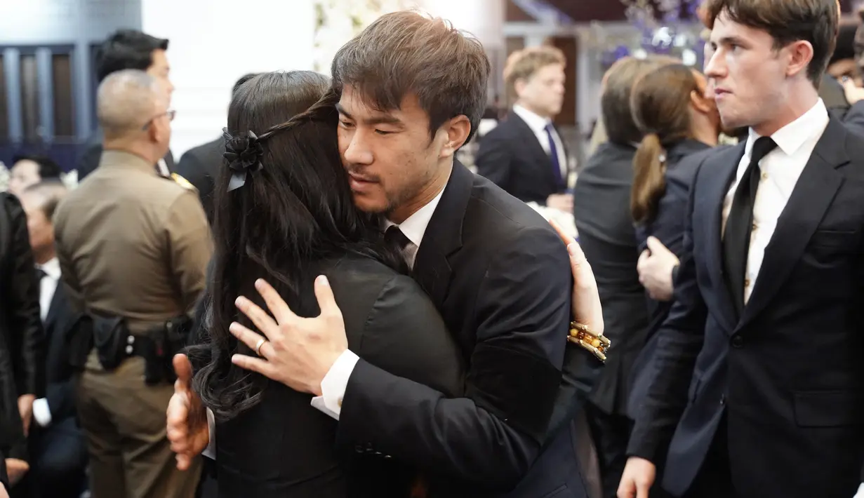 Pemain Leicester, Shinji Okazaki, menghadiri upacara pemakaman Vichai Srivaddhanaprabha di Bangkok, Minggu (4/11). Pria asal Thailand itu meninggal dunia akibat kecelakaan helicopter. (AFP/HO)