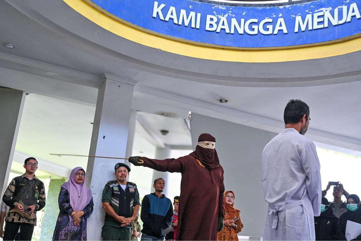 Empat Pria di Aceh Dicambuk Berkali-kali usai Terbukti Main Judi Online