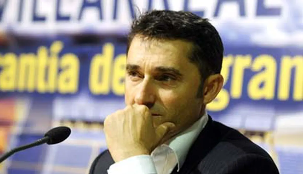 Gaya pelatih baru Villarreal, Ernesto Valverde saat presentasinya yang pertama di Madrigal Stadium, Villarreal, 3 Juni 2009. AFP PHOTO/DIEGO TUSON 