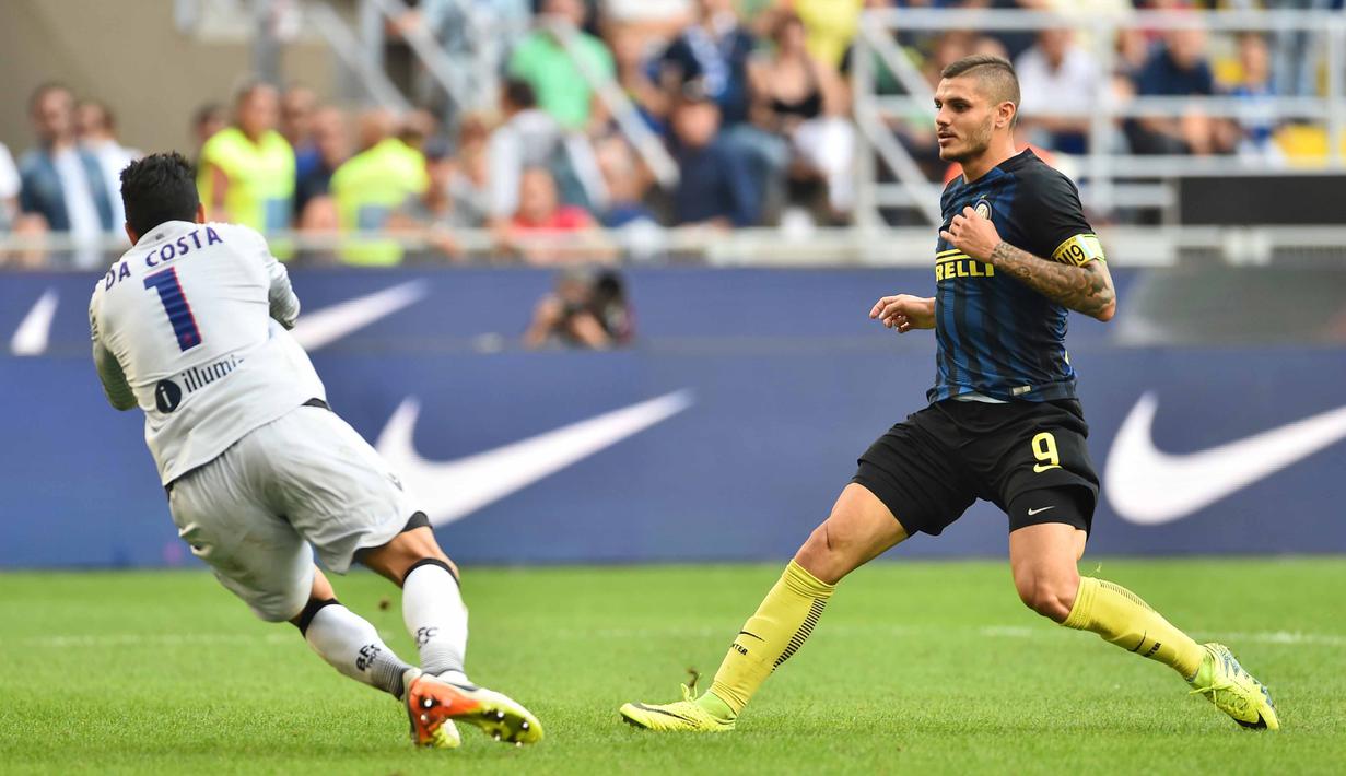 Pemain Inter Milan, Mauro Icardi (kanan) mencoba mengelabui kiper Bologna, Angelo Da Costa pada lanjutan Serie A Italia di Stadion Giuseppe Meazza, Milan, (25/9/2016). (AFP/ Giuseppe Cacace)