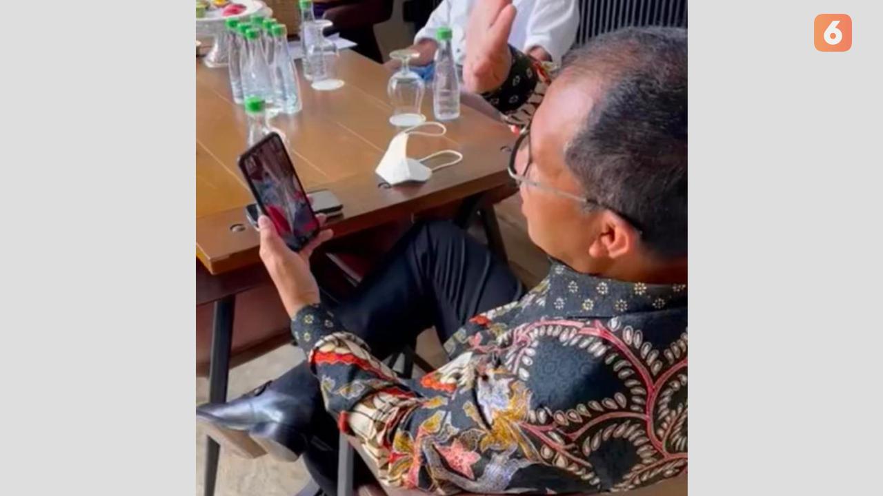 Momen ketika Danny Pomanto melakukan panggilan video kepada Rahmat Erwin Abdullah (Liputan6.com/Fauzan)