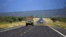 Belalang gurun memenuhi jalan raya di Desa Lerata dekat Archer Post, Kabupaten Samburu, Kenya, Rabu (22/1/2020). Berbagai upaya dilakukan pemerintah Kenya untuk membasmi hama belalang tersebut, mulai dari menyemprotkan gas air mata hingga menembak belalang. (TONY KARUMBA/AFP)