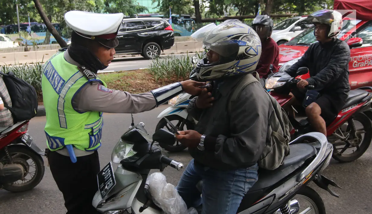 Polisi memeriksa kelengkapan pengendara motor saat Operasi Keselamatan Jaya 2018  di Jalan Letjen Suprapto, Jakarta, Senin (5/3). Dalam operasi ini berfokus pada berbagai pelanggaran, seperti penggunaan ponsel saat mengemudi. (Liputan6.com/Arya Manggala)