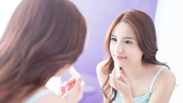 Tips Tampil Cantik dengan Lipstik Matte Seharian, Biar Nggak Repot Touch Up