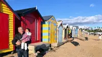 Prof Tjandra Yoga Aditama Bersama Cucu di Pantai Brighton Box Melbourne