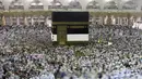 Ribuan jemaah Muslim mengelilingi Kakbah selama bulan haji di Masjidil Haram, Mekah, Arab Saudi pada 7 Agustus 2019. Pemerintah Arab Saudi pada hari Kamis, 27 Februari 2020 resmi menghentikan sementara izin umrah bagi seluruh negara, termasuk juga untuk Indonesia. (AP Photo/Amr Nabil)