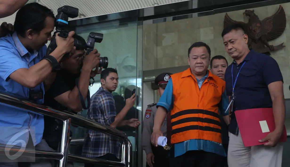Ekspresi Deputi Bidang Informasi Hukum dan Kerja sama Badan keamanan laut (Bakamla), Eko Susilo Hadi usai resmi ditahan, Jakarta, Kamis (15/12). Sebelumnya, KPK melakukan OTT di dua lokasi di Jakarta. (Liputan6.com/Helmi Afandi)