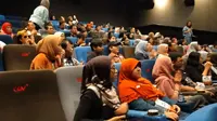 40 teman netra dan 40 relawan bisik nonton bareng NKCTHI di FX Sudirman Jakarta (12/01/2020).