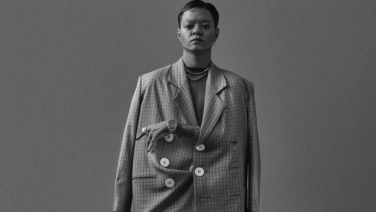 6 Gaya Genderless Fashion Reza Arap Jalani Sesi Pemotretan dalam Balutan Dress
