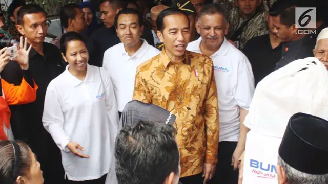 Presiden Jokowi membagikan paket sembako kepada warga Solo di hari kedua lebaran.