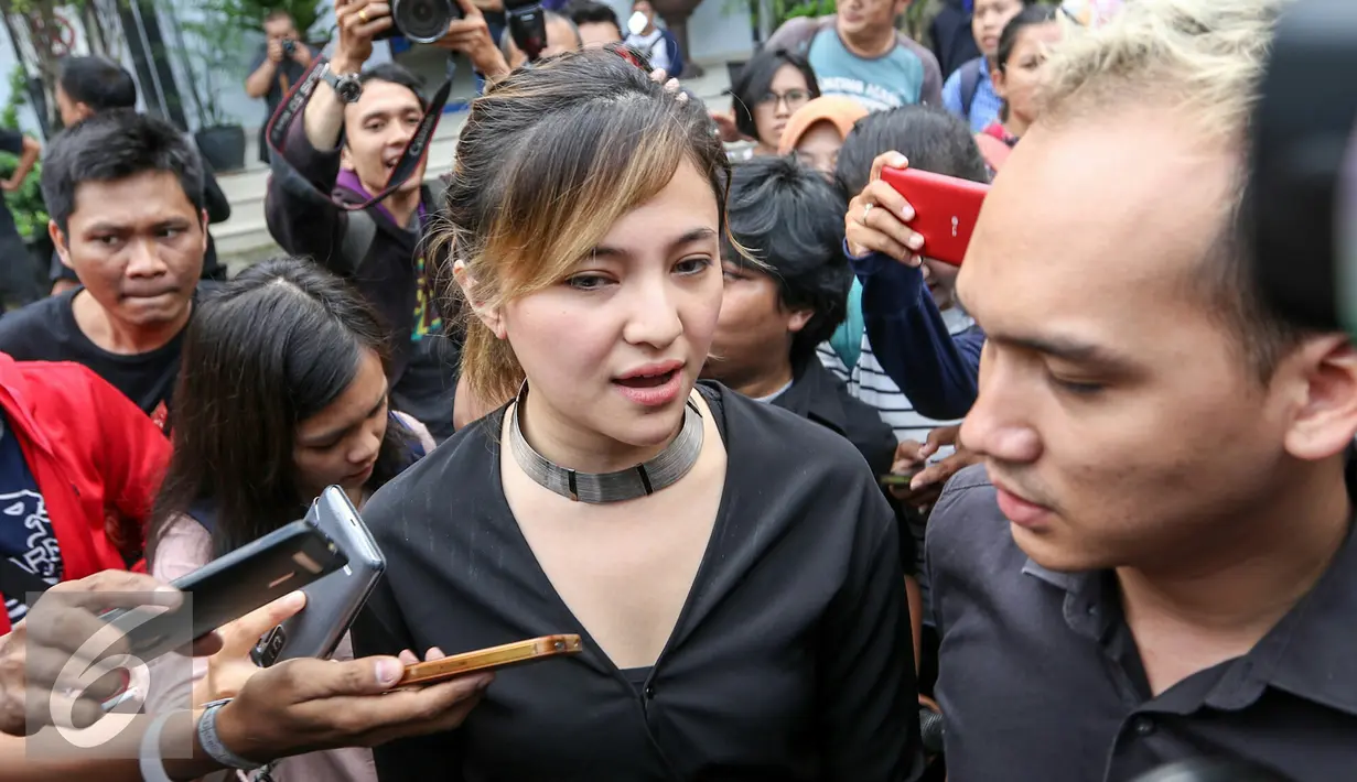 Marshanda didampingi Egi Jhon memberikan keterangan kepada awak media usai menjenguk ayahnya, Irwan Yusuf di Panti Sosial Bina Insani 2, Cipayung, Jakarta Timur, Senin (28/3). (Liputan6.com/Yoppy Renato)