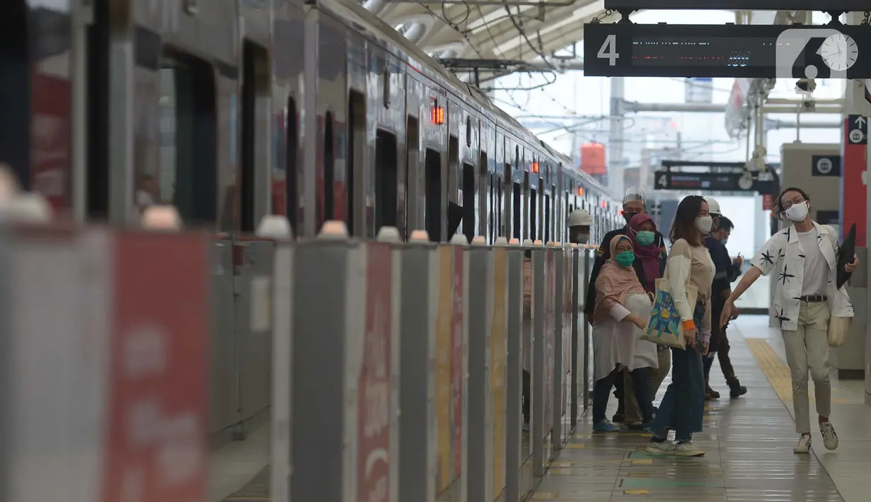 Penumpang turun dari kereta Moda Raya Terpadu (MRT) MH Thamrin-Blok M di Jakarta, Rabu (14/10/2020). Setelah menghentikan layanan operasional karena unjuk rasa, PT MRT Jakarta pada hari ini, Rabu (13/10), kembali beroperasi secara normal. (merdeka.com/Imam Buhori)