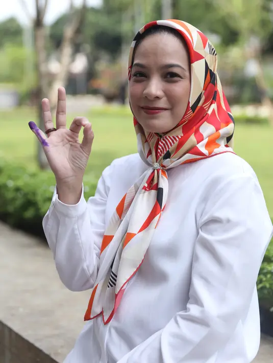 Anggota DPR dari Partai Gerindra untuk Daerah Pemilihan Jawa Barat II itu menunjukkan jari yang telah dicelupkan dalam tinta yang menandai selesai menggunakan hak pilihnya. (Nurwahyunan/Bintang.com)