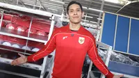 Ganindra Bimo bergaya dengan mengunakan jersey terbaru Timnas Indonesia di pabrik yang berada daerah Bandung, Jawa Barat pada Rabu (12/2/2025). (Bola.com/Abdul Aziz)