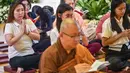 Menjelang perayaan Waisak 2569 BE, Young Buddhist Association of Indonesia (YBAI) menggelar Vesak Festival 2025 di Surabaya, Jawa Timur. (Juni KRISWANTO/AFP)