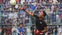 Kiper Persita Tangerang, Yogi Triana, optimistis timnya mampu membalikkan keadaan saat menjamu Arema FC di Stadion Utama Sport Center, Kabupaten Tangerang, pada leg kedua 32 besar Piala Indonesia 2018. (Bola.com/Iwan Setiawan)