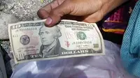 Mata uang Dolar Amerika menjadi alat pembayaran dan sangat laku di negara Indonesia